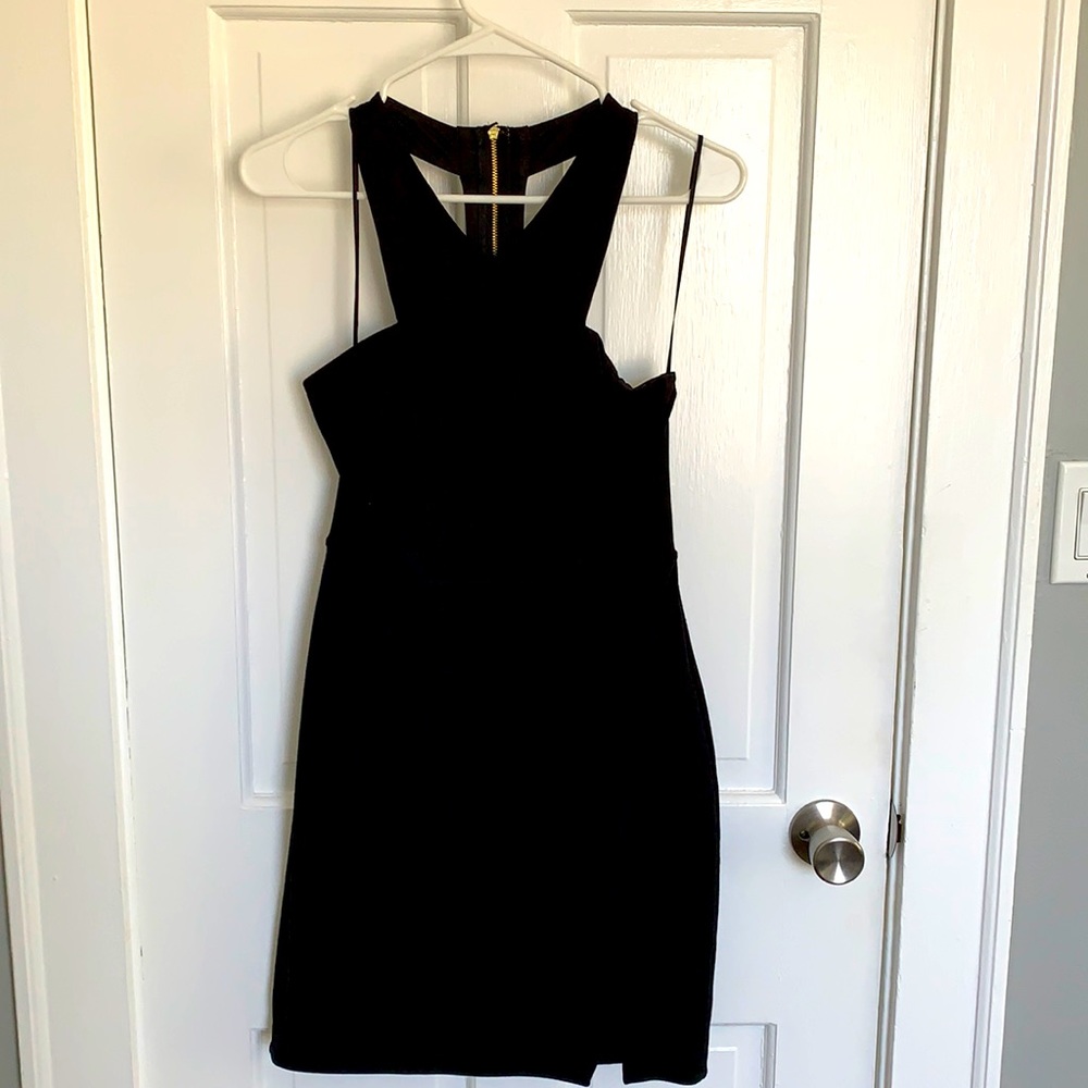 Super cute and flattering black mini dress 💃🏻